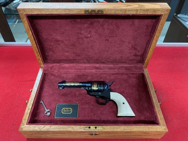 Revolver Colt, Model: SAA John Wayne Commemorative, Ráže: .45 Colt, hl.: 4,25"